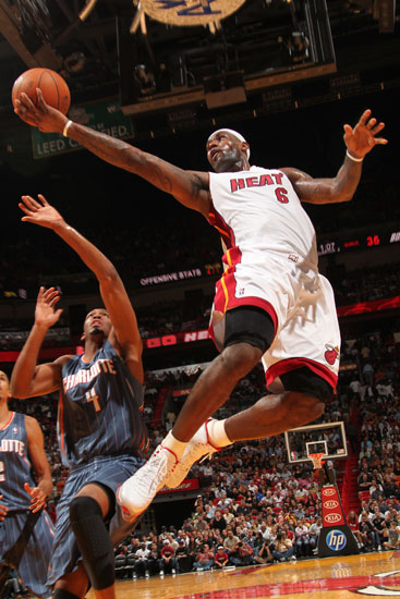 巴萨vs法兰克福：亚马尔、莱万、拉菲尼亚首发，特狮替补（巴萨战法兰克福：亚马尔、莱万、拉菲尼亚先发，特狮替补待命）