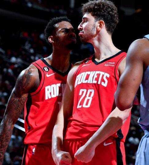 因在电视直播中庆祝国米绝杀，两名意天空实习生被解雇（直播为国米绝杀欢呼，意天空两名实习生遭解聘）