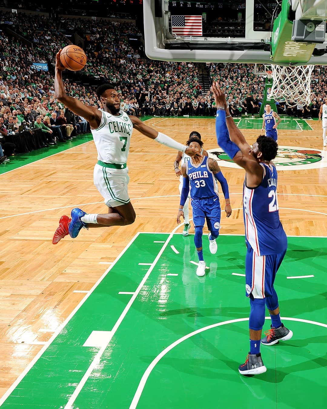 马卡：维尼修斯和皇马续约谈判远未达成，期限与年薪上有分歧（马卡报：皇马与维尼修斯续约受阻，双方在合同年限与薪资上意见不一）