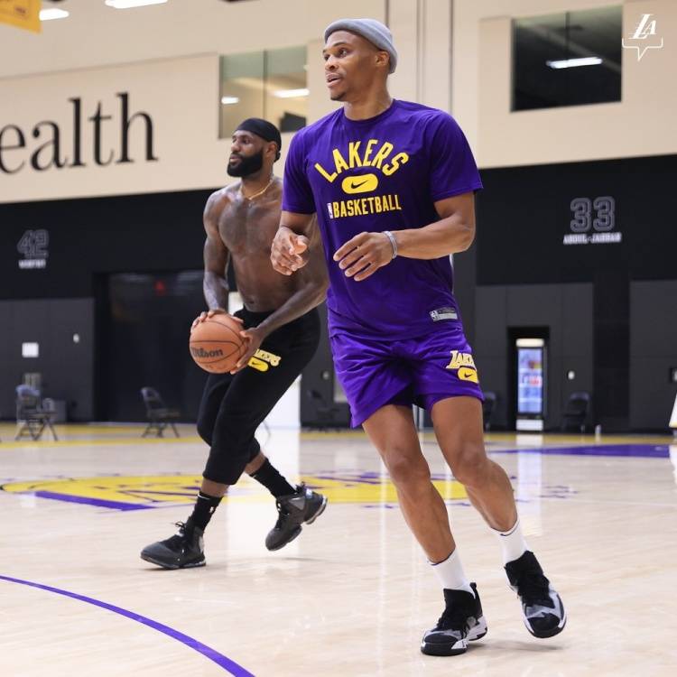 荷媒：利物浦有意阿尔克马尔新星斯密特，斯洛特对其很欣赏（荷媒：利物浦关注阿尔克马尔新秀斯密特，斯洛特青睐有加）