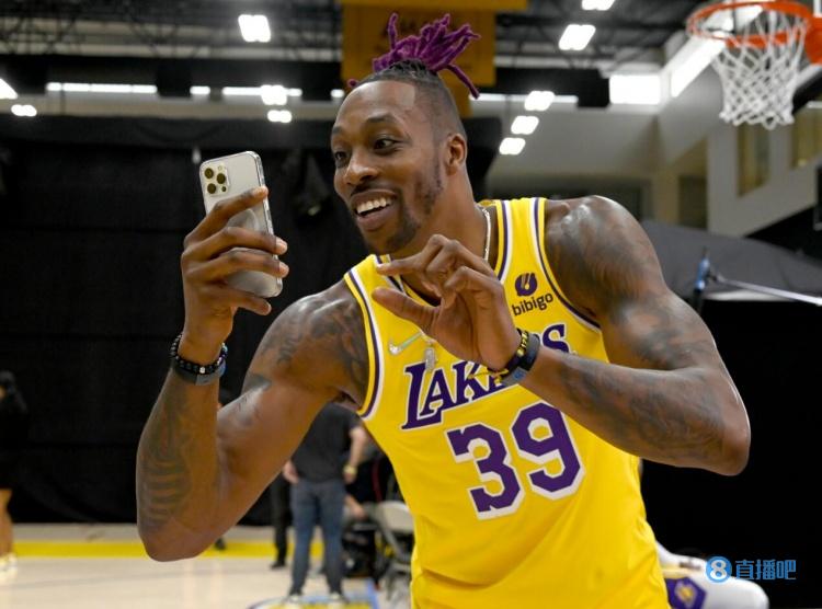 李新翔：武磊是我的榜样，能和自己的偶像一起踢球感觉很奇妙（李新翔：以武磊为榜样，与偶像并肩作战倍感奇妙）